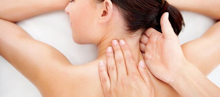Esecuzione di un massaggio terapeutico per la prevenzione dell'osteocondrosi cervicale
