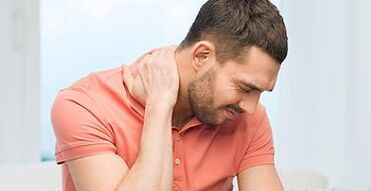 Dolore al collo di un uomo con osteocondrosi cervicale
