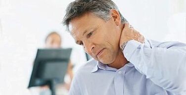 I sintomi dell'osteocondrosi cervicale includono dolore al collo
