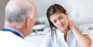 un paziente con osteocondrosi cervicale a un appuntamento dal medico