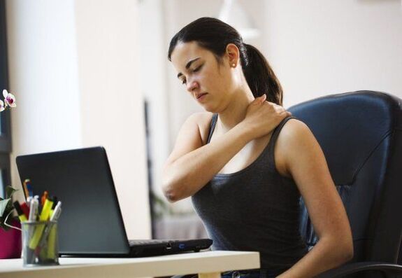 Il lavoro sedentario porta al dolore tra le scapole