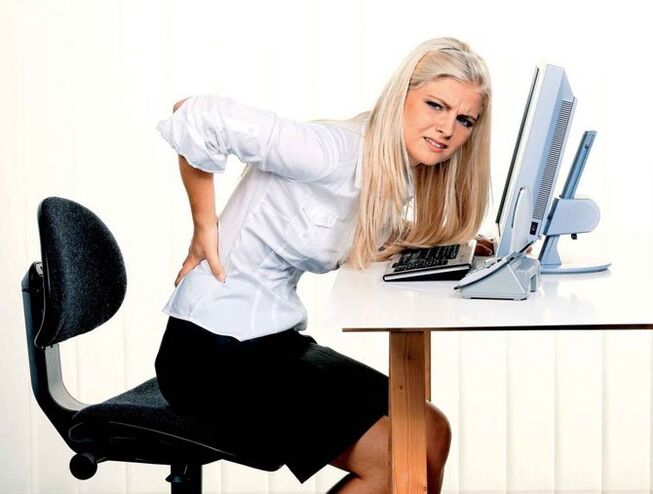 La ragazza ha mal di schiena