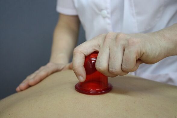 Massaggio con coppettazione per l'osteocondrosi spinale