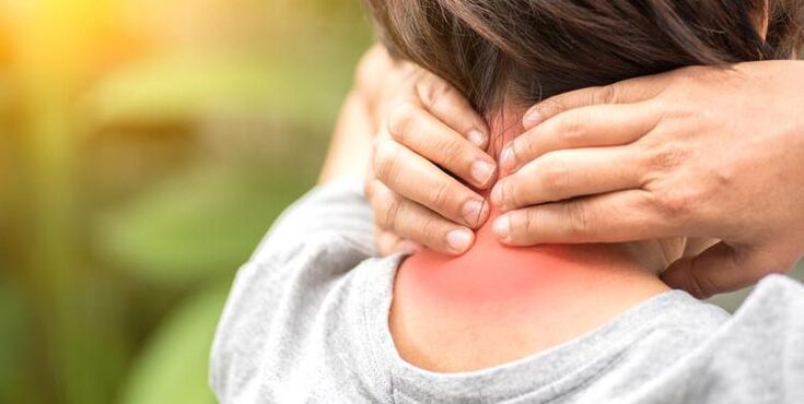 Dolore alla colonna cervicale di una donna